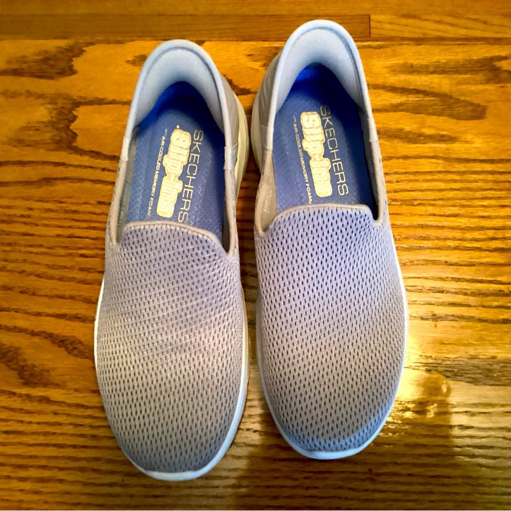 Skechers Step Ins, like new. Only worn a couple of times. Smoke/pet free home.